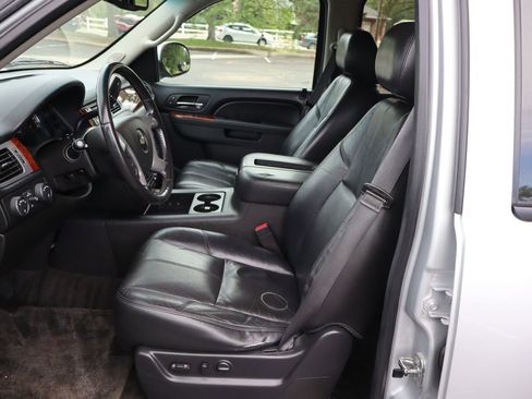 Used 2014 Chevrolet Suburban LT w/ Luxury Package AWD/4WD image 19