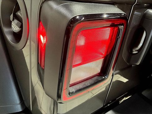 Used 2021 Jeep Wrangler Unlimited Sport image 23