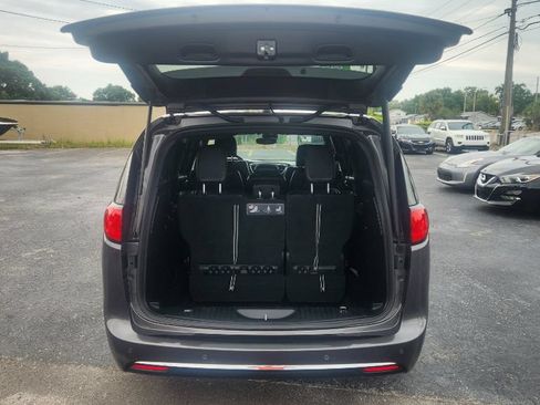 Used 2019 Chrysler Pacifica Touring-L FWD image 12