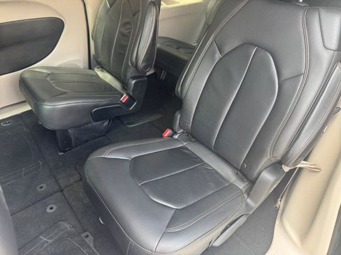 Used 2017 Chrysler Pacifica Touring-L FWD image 6