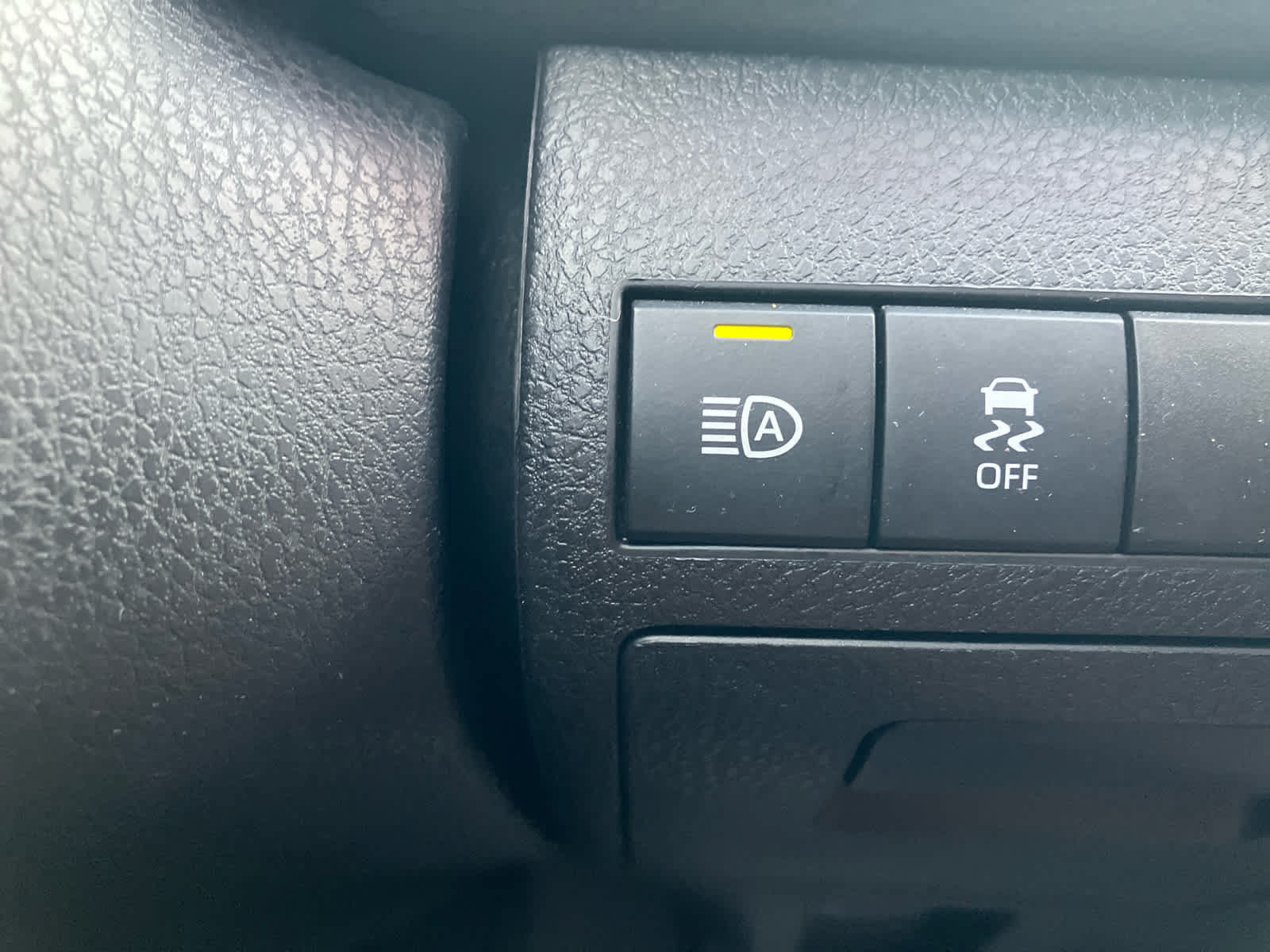 Used 2020 Toyota Camry SE w/ Convenience Package FWD image 13