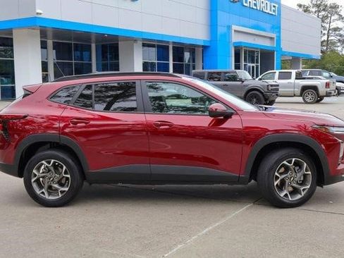 Certified 2025 Chevrolet Trax LT w/ LT Convenience Package FWD image 25