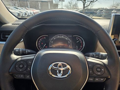 Used 2023 Toyota RAV4 XLE Premium image 11