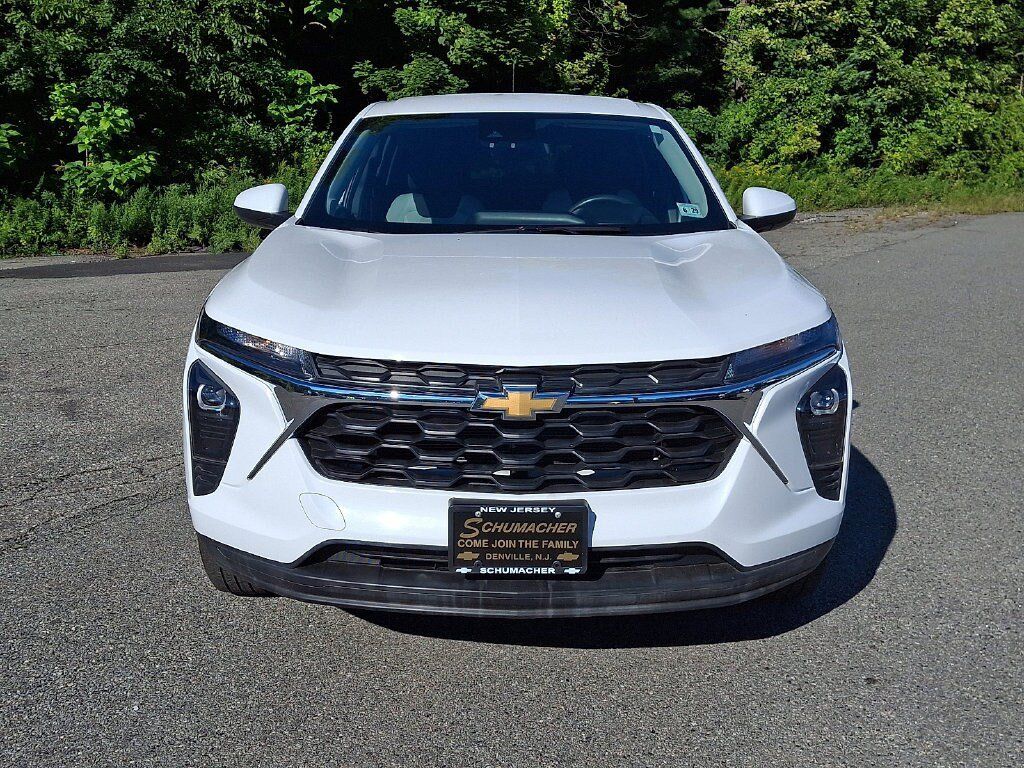 Used 2025 Chevrolet Trax LS w/ LS Convenience Package FWD image 2