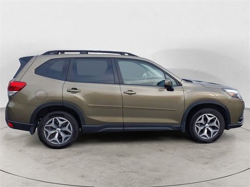 Used 2024 Subaru Forester Premium image 6
