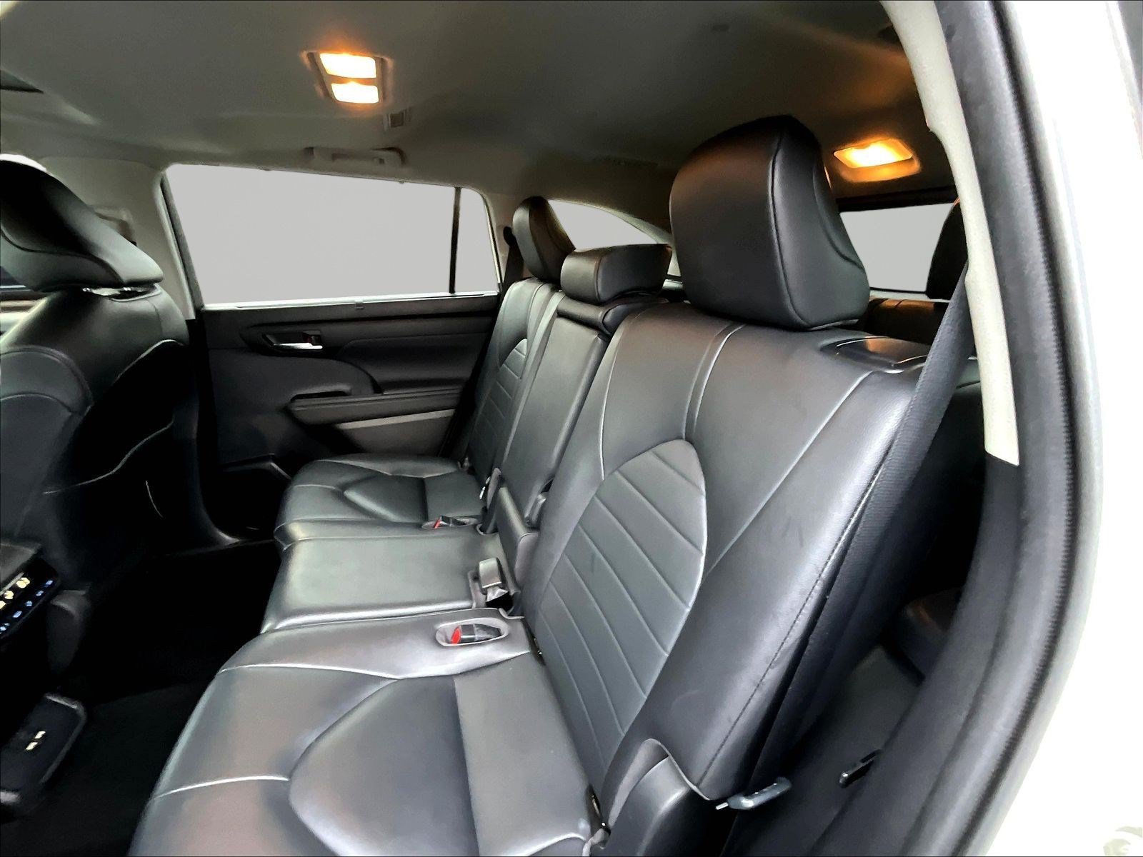 Used 2020 Toyota Highlander XLE AWD/4WD image 22