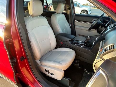 Used 2019 Ford Explorer Limited w/ Ford Safe & Smart Package image 25