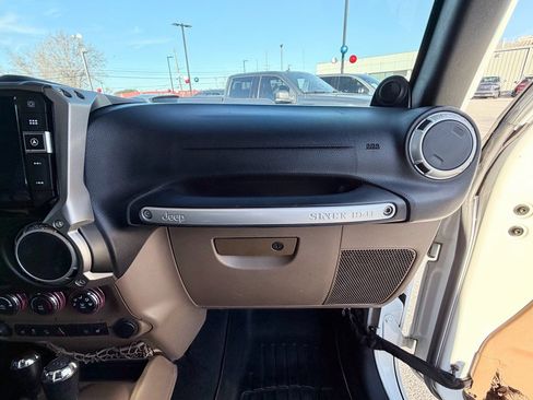 Used 2014 Jeep Wrangler Unlimited Rubicon image 17