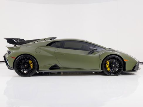Used 2022 Lamborghini Huracan STO image 2
