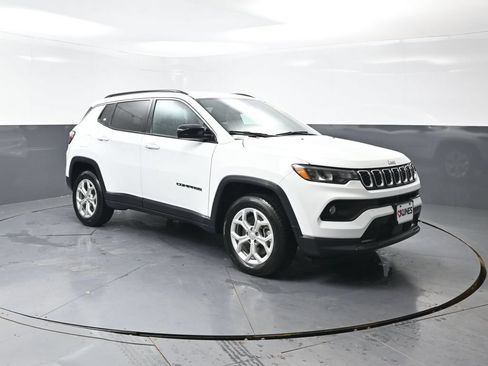 Used 2024 Jeep Compass Latitude AWD/4WD image 5