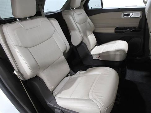 Certified 2021 Ford Explorer Platinum w/ Equipment Group 601A image 18