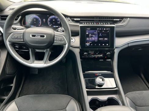 Used 2024 Jeep Grand Cherokee Altitude AWD/4WD image 3
