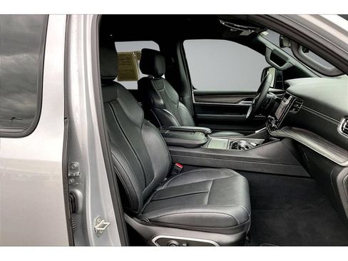 Certified 2024 Jeep Wagoneer Series II w/ Flexible Seating Group AWD/4WD image 10