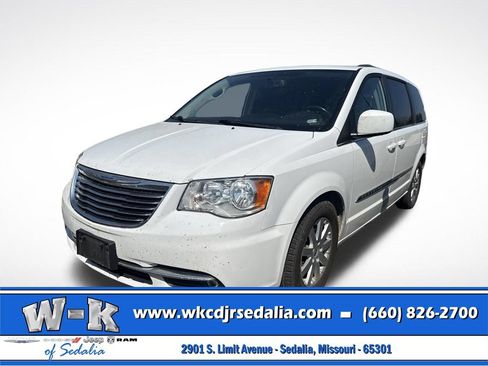 Certified 2016 Chrysler Town & Country Touring FWD image 9