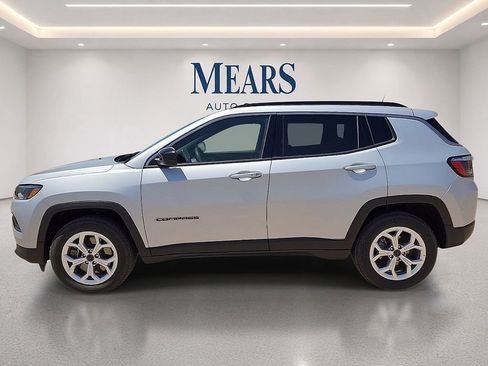 Used 2025 Jeep Compass Latitude AWD/4WD image 2