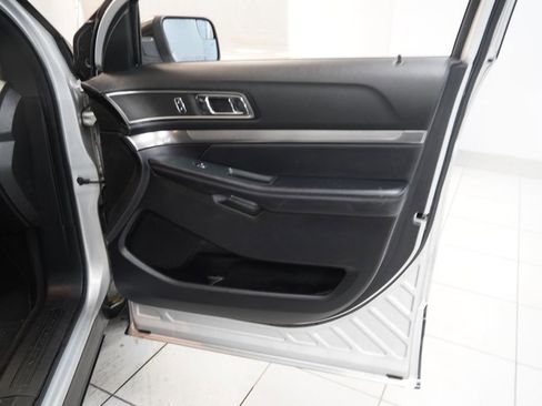 Used 2018 Ford Explorer XLT image 27