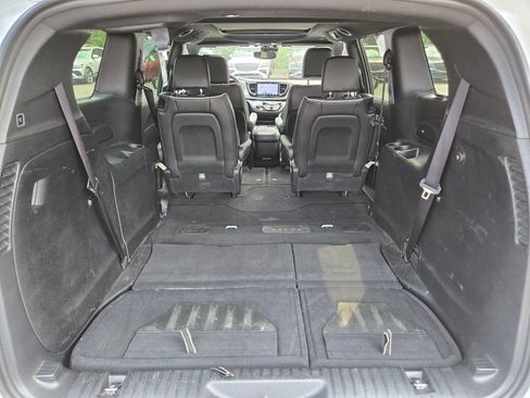 Used 2025 Chrysler Pacifica Limited FWD image 13