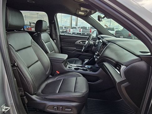 Used 2023 Chevrolet Traverse LT w/ Rear Camera Mirror Package image 22