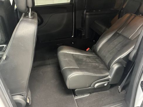 Used 2018 Dodge Grand Caravan SXT w/ Blacktop Package FWD image 22
