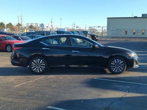 Used 2024 Nissan Altima 2.5 SV image 2