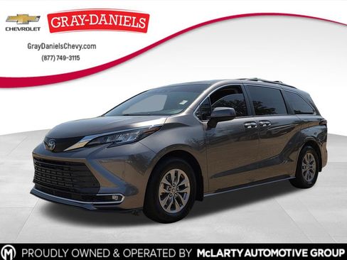 Used 2022 Toyota Sienna XLE FWD image 1