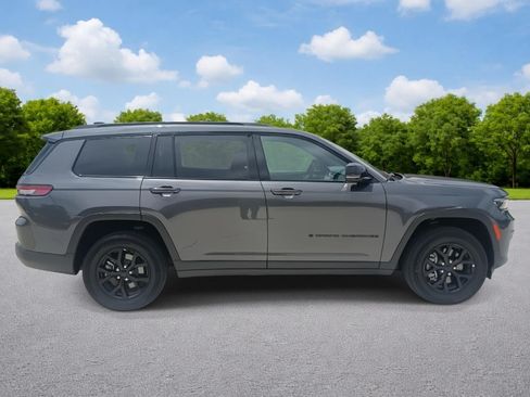 Used 2025 Jeep Grand Cherokee L Altitude RWD image 8