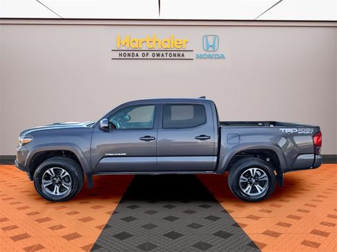 Used 2019 Toyota Tacoma TRD Sport image 2