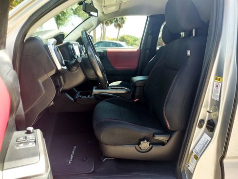 Used 2017 Toyota Tacoma TRD Sport image 14