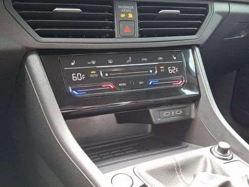 Used 2025 Volkswagen Jetta SE FWD image 15