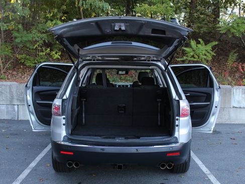 Used 2010 GMC Acadia SLE image 10