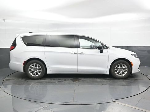 Used 2024 Chrysler Pacifica Touring-L FWD image 4