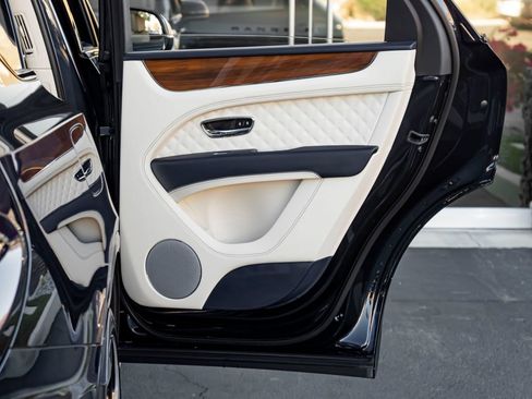 Used 2023 Bentley Bentayga AWD/4WD image 27