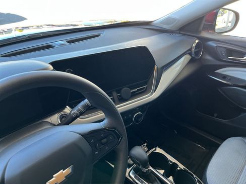 Used 2025 Chevrolet Trax LT image 18