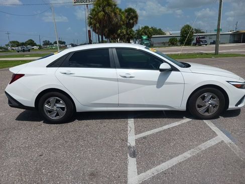 Used 2025 Hyundai Elantra SE FWD image 2