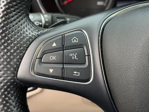 Used 2019 Mercedes-Benz GLC 300 4MATIC image 16