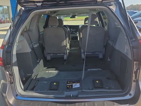 Used 2020 Toyota Sienna L image 16