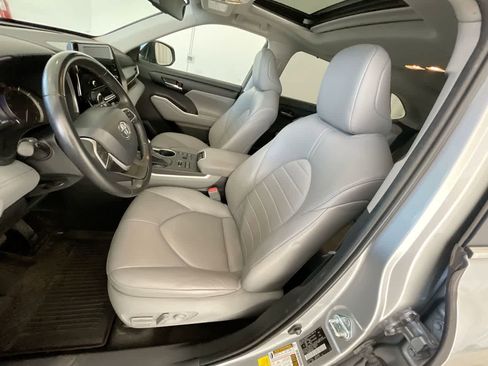 Used 2023 Toyota Highlander XLE image 11
