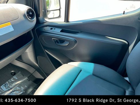 Used 2025 Mercedes-Benz Sprinter 2500 image 10