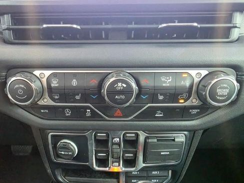 Used 2024 Jeep Wrangler Unlimited Sahara AWD/4WD image 20
