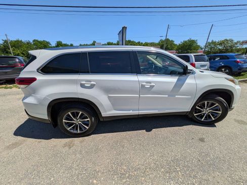 Used 2019 Toyota Highlander XLE AWD/4WD image 7
