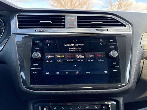 Used 2018 Volkswagen Tiguan SE w/ Panoramic Sunroof Package image 12