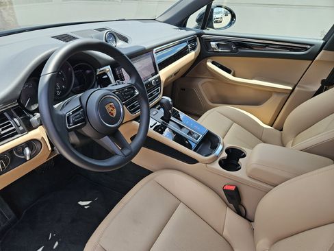 Certified 2026 Porsche Macan AWD/4WD image 4