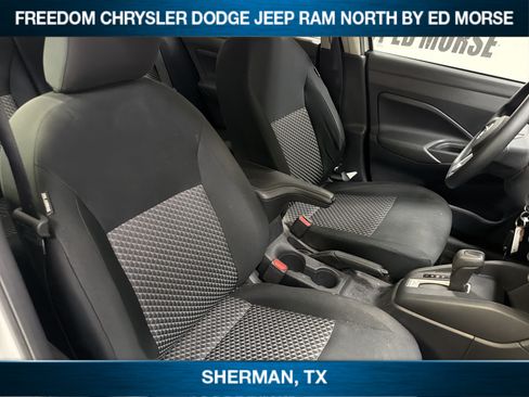 Used 2022 Nissan Versa S FWD image 2