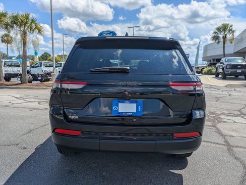 Used 2023 Jeep Grand Cherokee Limited w/ Black Appearance Package AWD/4WD image 5