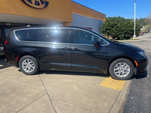 Used 2023 Chrysler Voyager LX FWD image 3