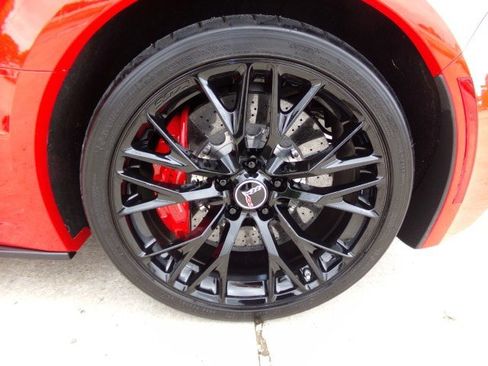 Used 2015 Chevrolet Corvette Z06 w/ 3LZ Preferred Equipment Group RWD image 9