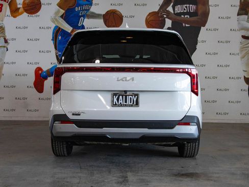 Used 2025 Kia Carnival image 23