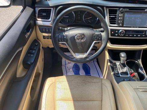 Used 2016 Toyota Highlander Limited Platinum FWD image 11