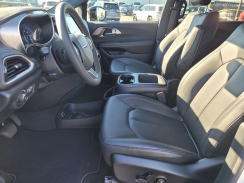 New 2026 Chrysler Pacifica Select image 12