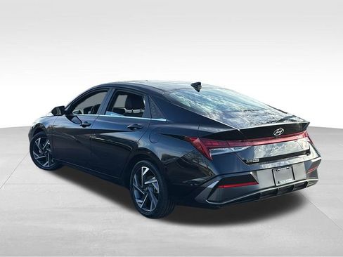 Used 2025 Hyundai Elantra Limited image 5